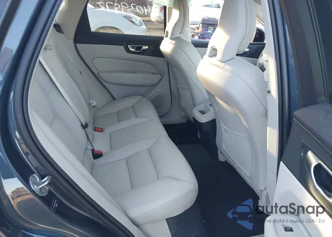 2024 Volvo Xc60 B5 Plus Dark Theme z USA, uszkodzony, nr VIN YV4L12RL5R1714469